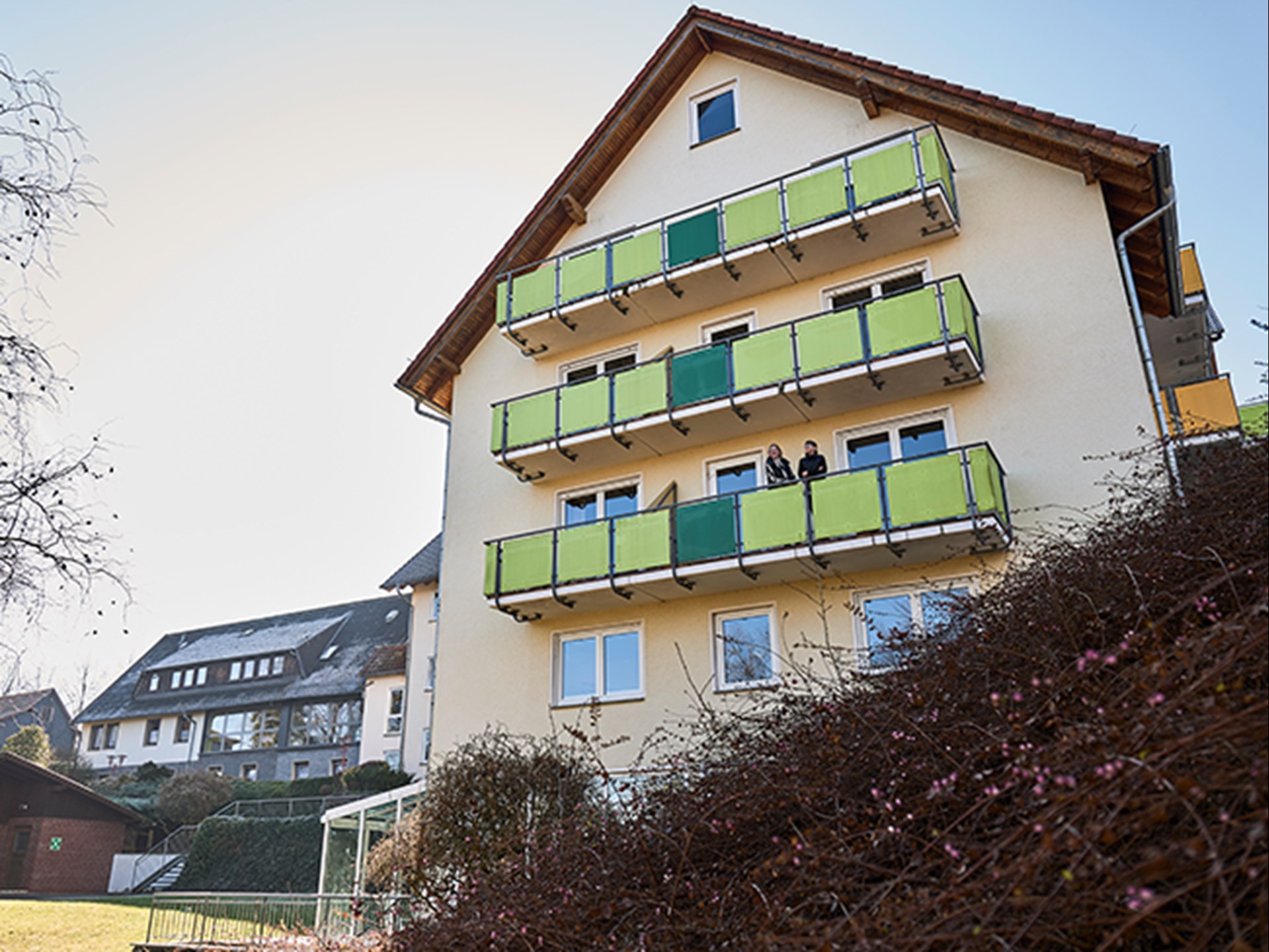 Blick auf Hauptgebäude der Mutter-Kind-Klinik Maria am See